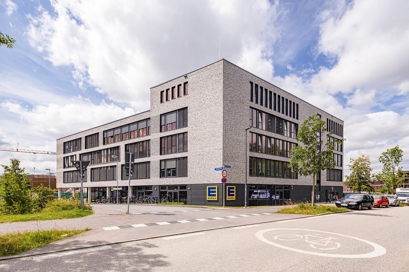 emmy-noether-haus mit Supermarkt im Erdgeschoss